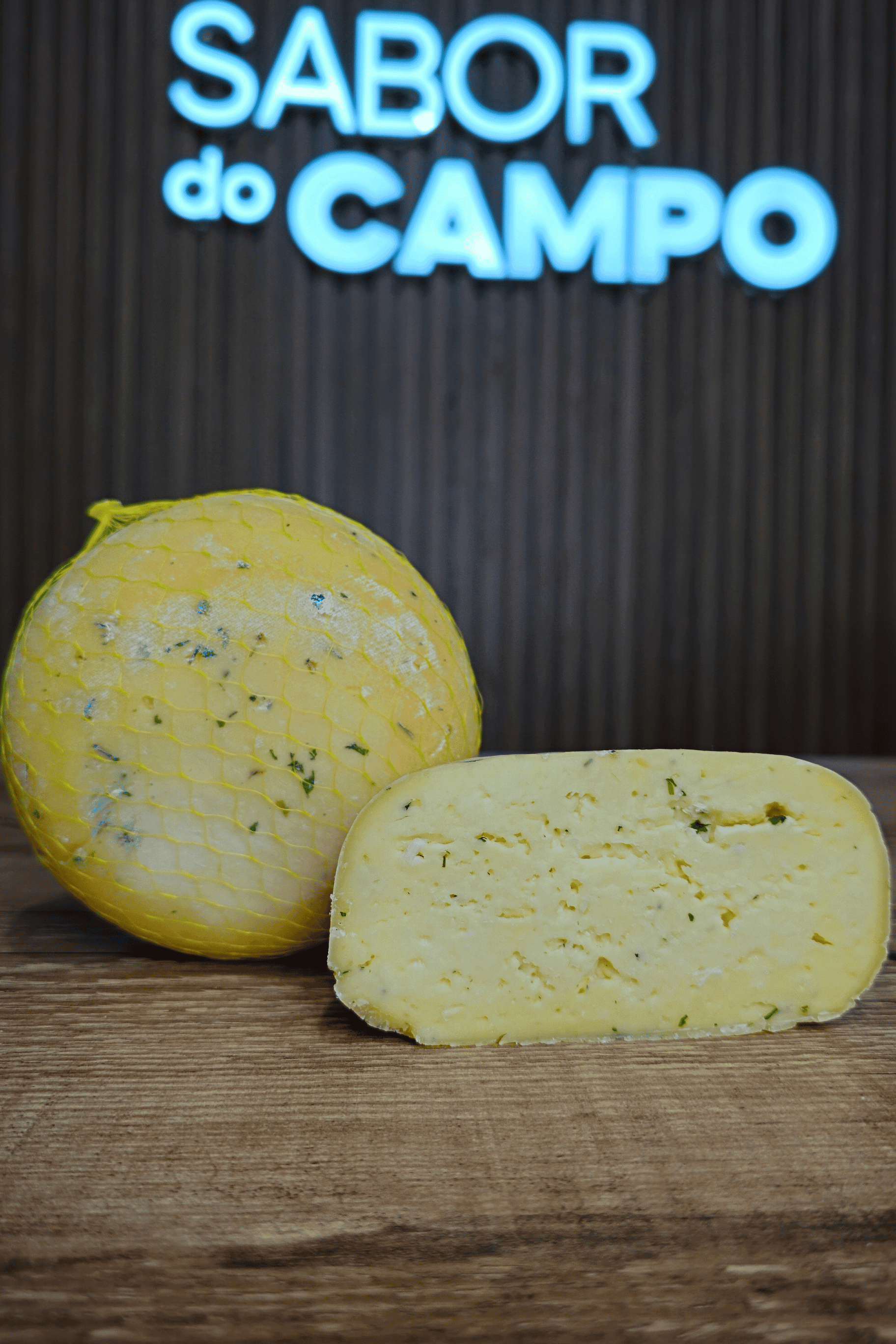 Queijo Artesanal Temperado Com Alho, salsa e cebolinha Meia Cura 550g