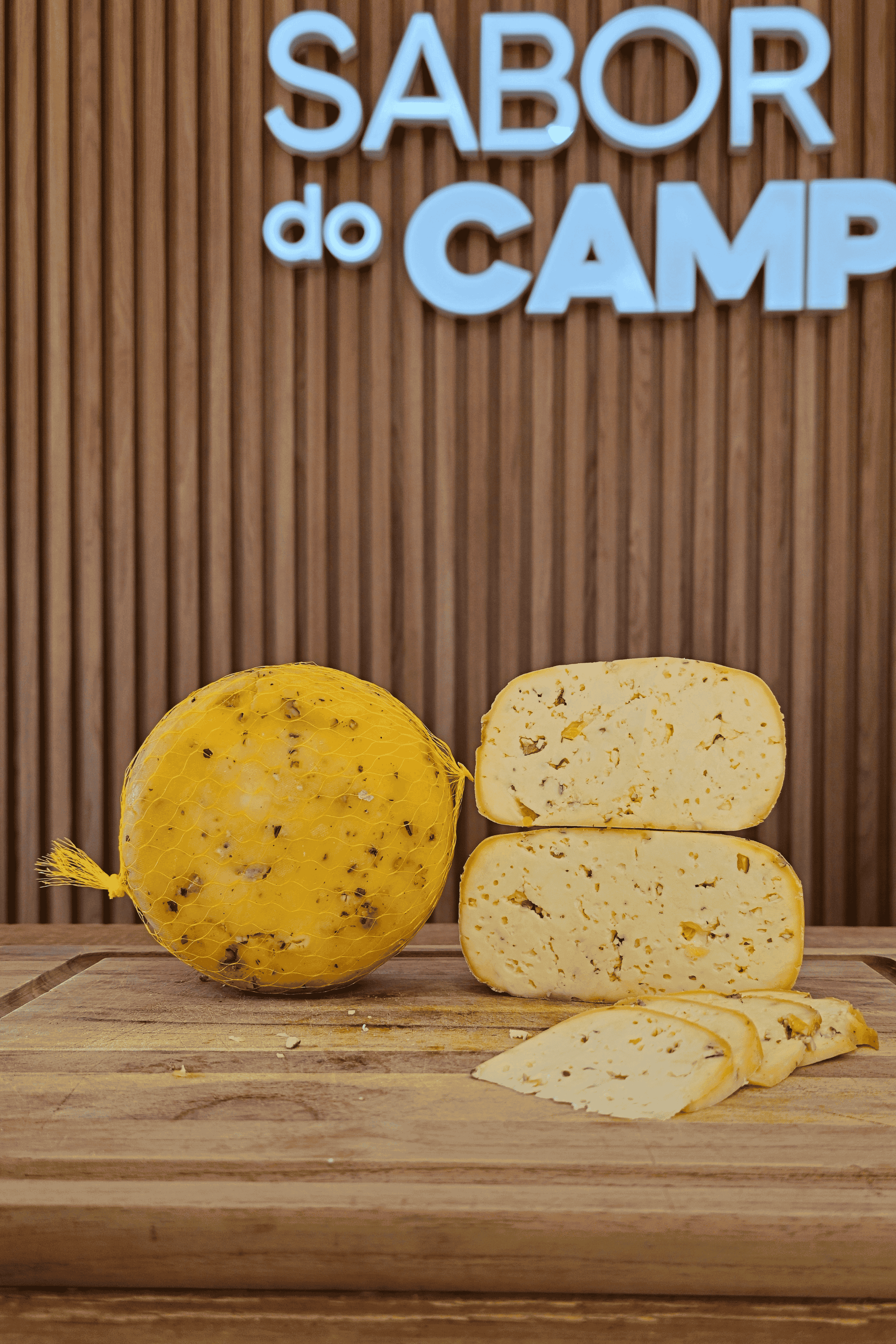 Queijo Artesanal Temperado Com Nozes E Damasco Meia Cura 550g TOP 2 do RS (Prêmio Prata)