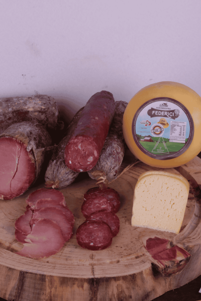 Kit Colonial: 4 Salames Suíno Defumados Tipo Italiano Meia cura(500g cada) ou Curados(320g cada) +1 Copa Suína Defumada Meia cura(550g) ou Curada(400g) +1 Queijo Colonial Artesanal Federici (800g) +1 Rapadura de Melado e Amendoim de Brinde Inclusa