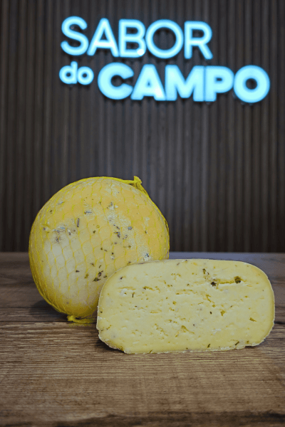 Queijo Artesanal Temperado Com Alho, salsa e cebolinha Meia Cura 550g