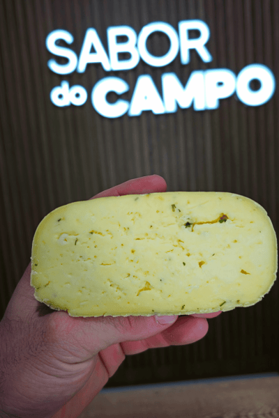 Queijo Artesanal Temperado Com Alho, salsa e cebolinha Meia Cura 550g