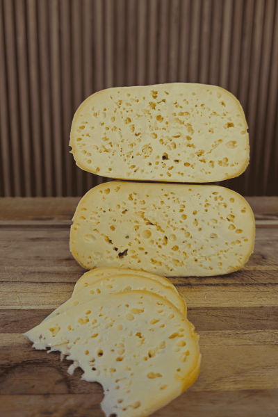 Queijo Colonial Artesanal Amanteigado e Furadinho Meia cura 700g Leite tipo A Top 1 do RS (Prêmio Ouro)