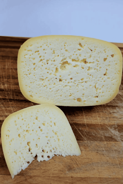 Queijo Colonial Artesanal Amanteigado e Furadinho Meia cura 700g Leite tipo A Top 1 do RS (Prêmio Ouro)