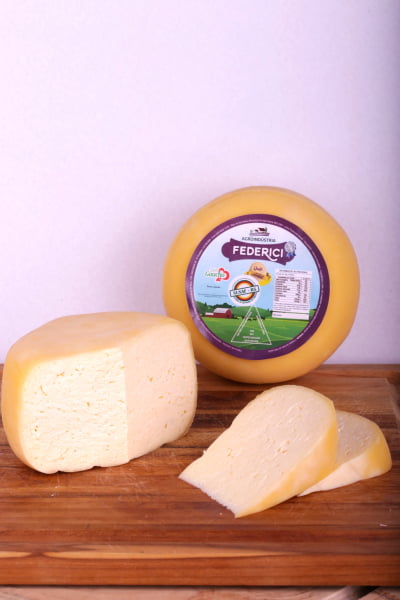 Queijo Colonial Artesanal Amanteigado e Furadinho Meia cura 700g Leite tipo A Top 1 do RS (Prêmio Ouro)